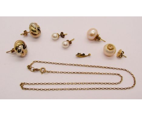 Group of 9ct jewellery comprising a fine link chain necklace, pair of tri-colour knot stud earrings, pair of pearl stud earri