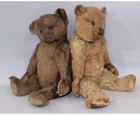2 early 20th century teddy bears both with jointed body, pronounced muzzle and stitched nose including a Steiff like bear wit