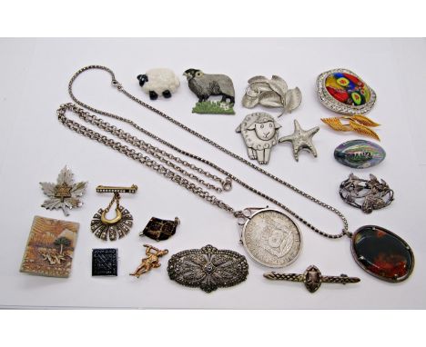 Collection of costume and silver jewellery to include a silver polished moss agate pendant necklace, a silver Bond Boyd maple