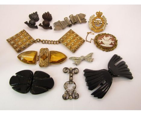 Collection of costume jewellery to include a cameo brooch depicting The Doves of Pliney, a gilt metal cloak clasp stamped 'IS