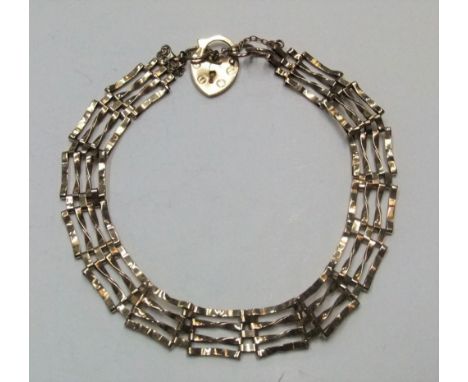 9ct yellow gold, ladies gate bracelet with heart lockApprox 5 grams  