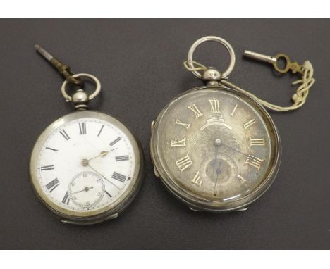 Silver lever pocket watch, Chester 1900, no. 509126, silver dial in an engine turned case, 53mm, with key; also a silver cyli