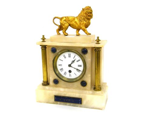 White onyx and gilt metal mantel clock timepiece, the 3.75" white dial within a pillared case surmounted by a lion finial, 14
