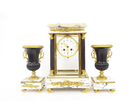 White and grey veined marble four glass two train mantel clock garniture, the movement with outside countwheel striking on a 