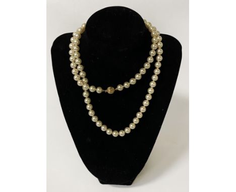 18 CARAT GOLD CLASPED PEARL NECKLACE 30'' LENGTH