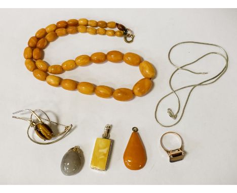 COLLECTION OF JEWELLERY INCL. 9CT GOLD TIGERS EYE RING, SOME SILVER ETC