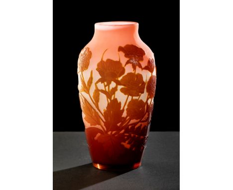 ÉMILE GALLÉ (Nancy, France, 1846 - 1904).Vase, ca. 1910.Acid-etched cameo glass.Signed on the reverse.Procedure: Private Coll