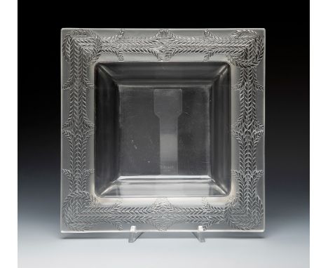 RENÉ LALIQUE (Ay, France, 1860 - Paris, 1945).Coupe "Rameaux". France, ca. 1940.Art Deco tabletop centrepiece in satin transl