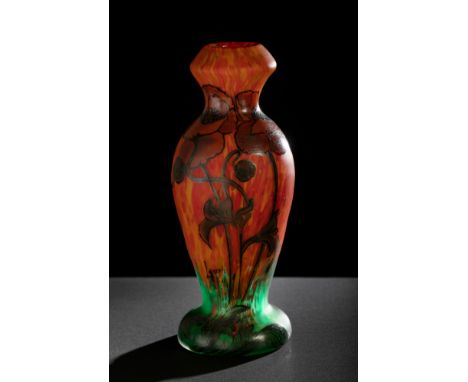 Art Nouveau vase FRANÇOIS THEODORE LEGRAS. France, ca. 1910.Hand-painted blown glass.Signed on the reverse.Measurements: 23 c