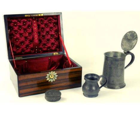 AN EARLY 19TH CENTURY PEWTER QUART TANKARD, A SMALLER PEWTER MEASURE, A VICTORIAN PEWTER SNUFF BOX THE LID CAST WITH A MARE A