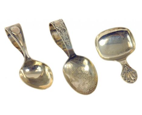 A GEORGE V SILVER CADDY SPOON WITH OBLONG BOWL, SHEFFIELD 1910 AND TWO SILVER CHILD'S SPOONS, 1OZ 10DWTS