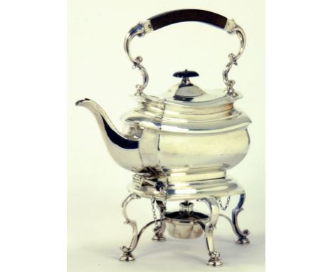 AN EDWARD VII SILVER TEA KETTLE, ON LAMPSTAND WITH SPIRIT LAMP, SHEFFIELD 1905, 46OZS GROSS