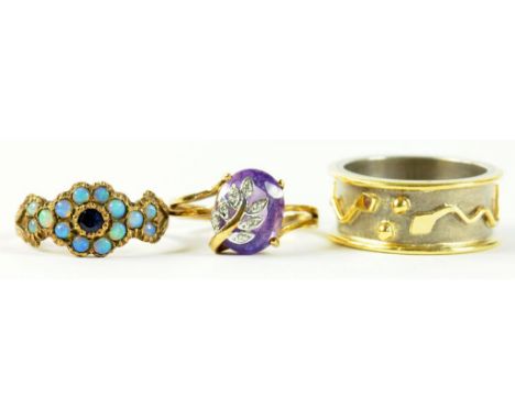 A VICTORIAN SAPPHIRE AND OPAL CLUSTER RING IN GOLD, A GEM SET 9CT GOLD RING AND A BIMETAL BAND RING