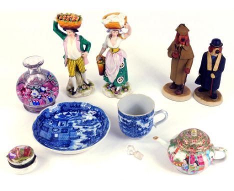 A CANTON FAMILLE ROSE MINIATURE TEAPOT AND COVER, LATE 19TH CENTURY, A SMALL QUANTITY OF OTHER ORNAMENTAL CERAMICS AND A VICT