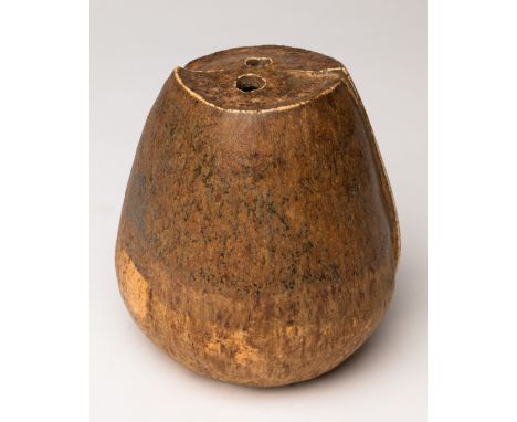 Robert Sturm, VaseRobert Sturm1968Vase. 1968. Steinzeug. Mehrtonig braune, strukturierte Glasur, Kanten hell. Konische Form, 