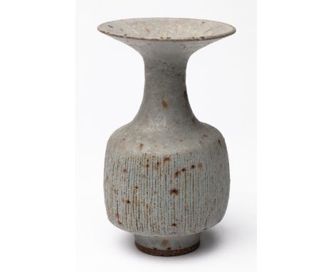 Lucie Rie, VaseLucie RieSteinzeug. Kieselartig matte, mehrtonig hellgraue Glasur mit punktartigen rostbraunen Sprenkeln. Auf 