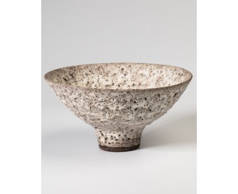 Lucie Rie, BowlLucie Rie1976Schale. 1976. Steinzeug. Raue, reliefierte, blasig durchsetzte weiße Glasur über dunkelbraunem Gr