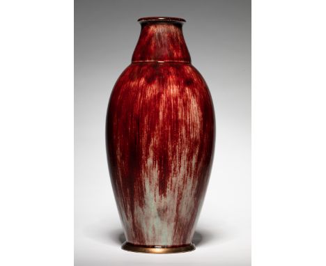 Large Sèvres Sang-de-boeuf VasePorzellanmanufaktur Sèvres, Sèvres1930Große Sang-de-boeuf Vase. 1930. Porzellan, ochsenblutrot