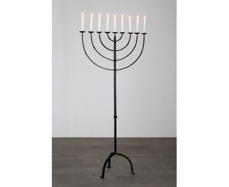 Large Menora Wrought Iron Chandelier, ChanukkaGroßer Menora-Bodenleuchter. Chanukka Leuchter. Eisen, geschmiedet. Neunflammig
