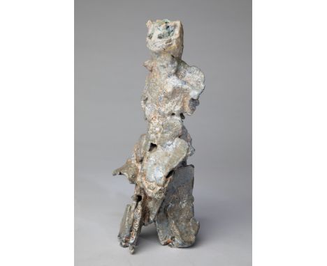 Carmen Dionyse, Sculpture with cat-like headCarmen DionyseSkulptur. Steinzeug. Aus unregelmäßigen Elementen montierte Form mi