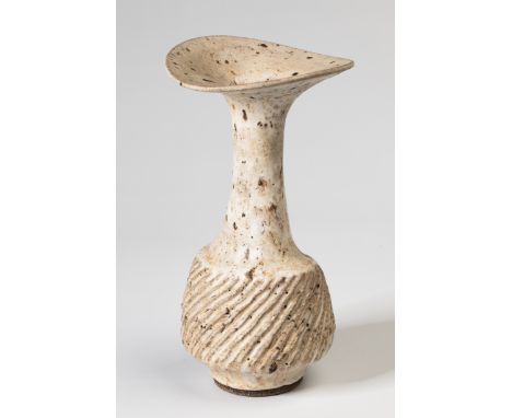 Lucie Rie, VaseLucie RieVase mit Tellermündung. Steinzeug. Mehrtonig weiß- und sandfarbene Glasur mit braunen Sprenkelungen. 