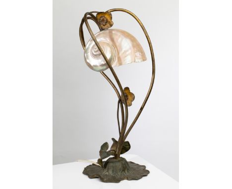 Art Nouveau Table lamp with Nautilusabout 1910Tischleuchte mit Nautilusmuschel. Um 1910. Metall, goldfarben und polychrom gef