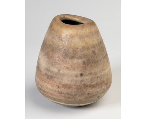 Lucie Rie, VaseLucie RieVase. Steinzeug. Matte glatte Glasur in Grau- und Sandtönen mit horizontalen, leicht gelbgrünlichen, 