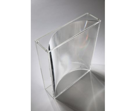 Jürgen LIT Fischer*, Curved LightJürgen LIT Fischer*, (1941- 2005)Design 1993Gewölbtes Licht. Acrylglas, gewölbte, geriffelt 