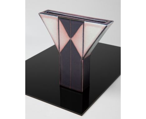 Karl Scheid, VaseKarl Scheid2004Vase. 2004. Porzellan. Matte Glasur mit Krakelee. Geometrisches Dekor in Dunkelrot auf hellem