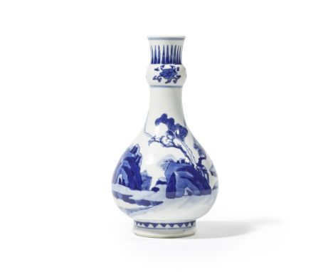 PETIT VASE BOUTEILLE EN PORCELAINE BLEU BLANCÉpoque Kangxi (1662-1722)A SMALL BLUE AND WHITE BOTTLE VASEKangxi period (1662-1