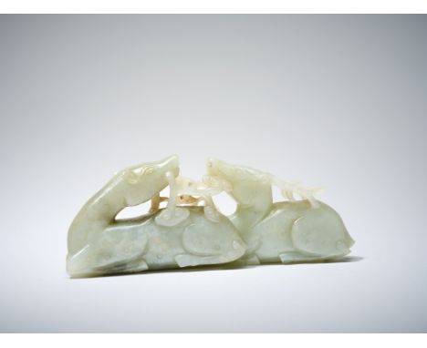 REPOSE-PINCEAUX EN JADE CÉLADON PÂLEDynastie Ming (1368-1644)A PALE CELADON JADE BRUSHRESTMing Dynasty (1368-1644)Carved as t