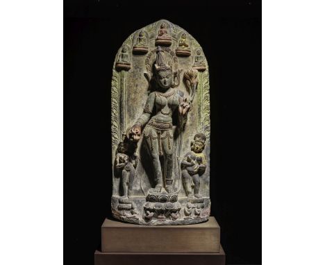 STÈLE REPRÉSENTANT TARA EN PIERRE NOIRE POLYCHROMEInde du Nord-Est, époque Pala, vers le XIe siècleA POLYCHROME BLACKSTONE ST