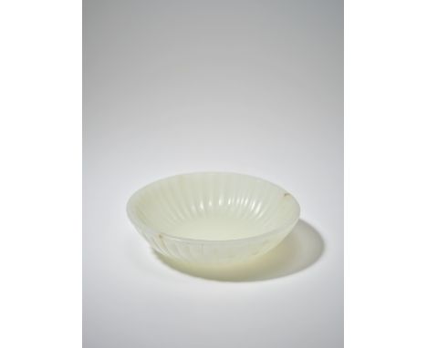 RINCE-PINCEAUX EN JADE CÉLADON PÂLEXVIIIe siècleA SMALL PALE CELADON JADE WASHER18th centuryOf foliate shape with gently roun