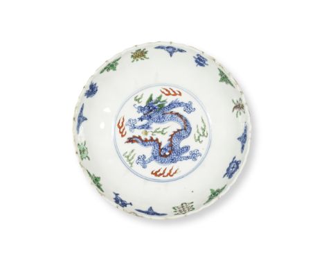 COUPELLE EN PORCELAINE BLEU BLANC ET ROUGE DE FER ÉMAILLÉEÉpoque Kangxi (1662-1722)A BLUE AND WHITE IRON-RED AND ENAMELLED FL