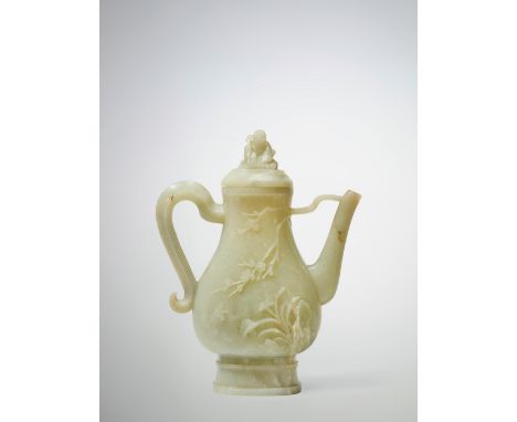 VERSEUSE COUVERTE EN JADE CÉLADONDynastie Ming (1368-1644) A CELADON JADE EWER AND COVERMing Dynasty (1368-1644) Carved on ea