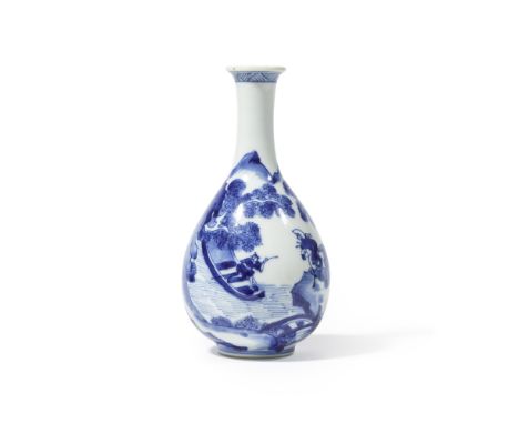 PETIT VASE BOUTEILLE EN PORCELAINE BLEU BLANCÉpoque Kangxi (1662-1722)A SMALL BLUE AND WHITE BOTTLE VASEKangxi period (1662-1