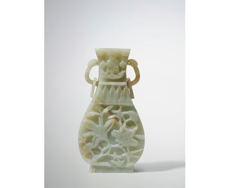 VASE EN JADE CÉLADON À DEUX ANSESDynastie Ming (1368-1644) A CELADON JADE TWO-HANDLED VASEMing Dynasty (1368-1644) Of flatten