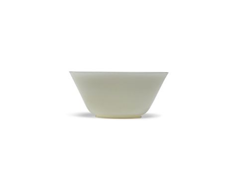 RARE BOL EN JADE BLANC DE STYLE MOGHOLXVIIIe/XIXe siècleA WHITE JADE MUGHAL-STYLE BOWL18th/19th centuryOf conical shape with 