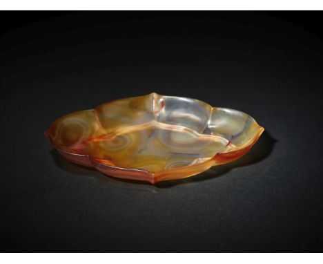 ASSIETTE QUADRILOBÉE EN AGATEXIV-XVIIe siècleA RARE AGATE QUATREFOIL DISH14th - 17th centuryThe colourful, translucent stone 