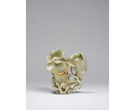 VASE EN FORME DE FLEUR DE MAGNOLIA EN JADE CÉLADONDynastie Ming (1368-1644) A CELADON JADE 'MAGNOLIA' VASEMing Dynasty (1368-