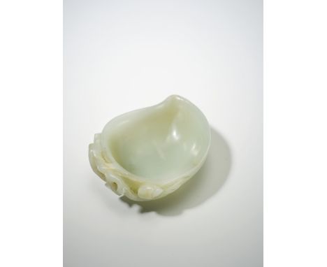RINCE-PINCEAUX EN JADE CÉLADON PÂLEXVIIe siècleA PALE CELADON JADE PEACH-SHAPED WASHER17th centuryNaturalistically carved in 