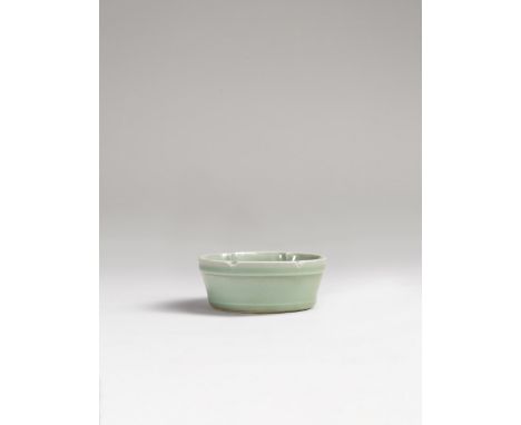 RINCE-PINCEAUX EN GRÈS CÉLADON LONGQUANDynastie des Song du Sud (1127-1279)A LONGQUAN CELADON HEXAFOIL BRUSH WASHER Southern 