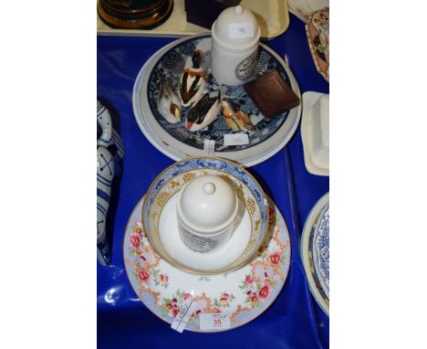 CERAMIC ITEMS INCLUDING A BLUE AND WHITE BOWL AND “PONDS WHITE TOOTHPASTE” DISH