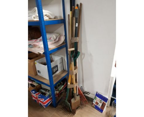 A BUNDLE OF ASSORTED GARDEN TOOLS