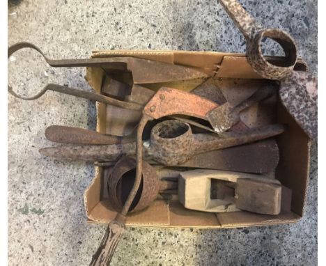 CARTON WITH VINTAGE RUSTY HAND TOOLS, SHEEP SHEARS, SICKLES &amp; HAND TROWELS