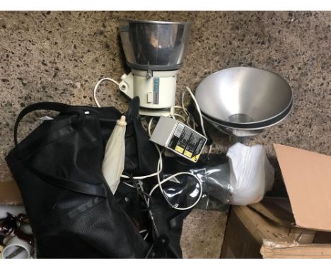 A PHOTAX 3200K HEAD ELECTRICAL PHOTOGRAPHY LIGHT &amp; ACCESSORIES IN BAG