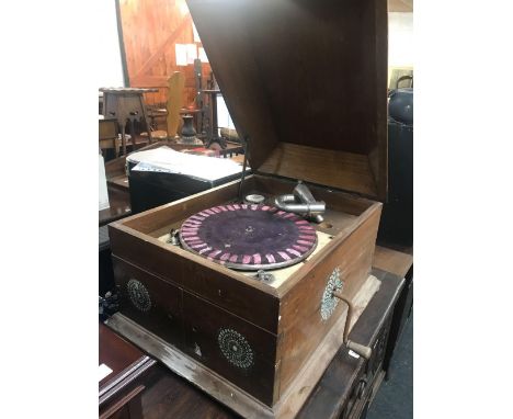 WIND UP GRAMOPHONE RECORD PLAYER