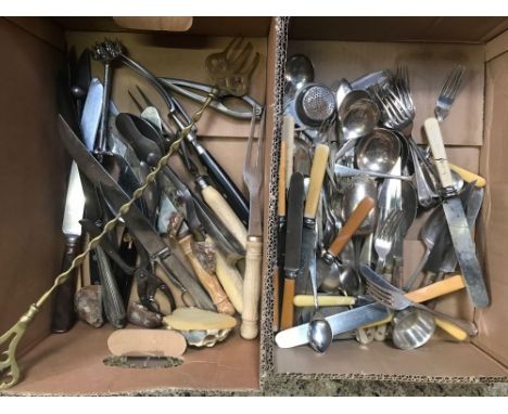 2 CARTONS OF MIXED STONE &amp; WOOD HANDLED CUTLERY &amp; A BRASS TOASTING FORK