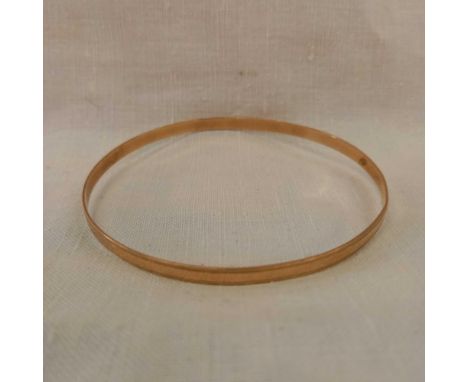 A 9ct GOLD BANGLE, 6g