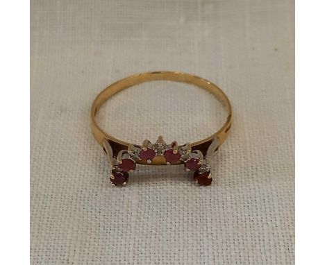 AN ELEVEN STONE RUBY &amp; DIAMOND RING SET IN 9ct GOLD, SIZE 'R'